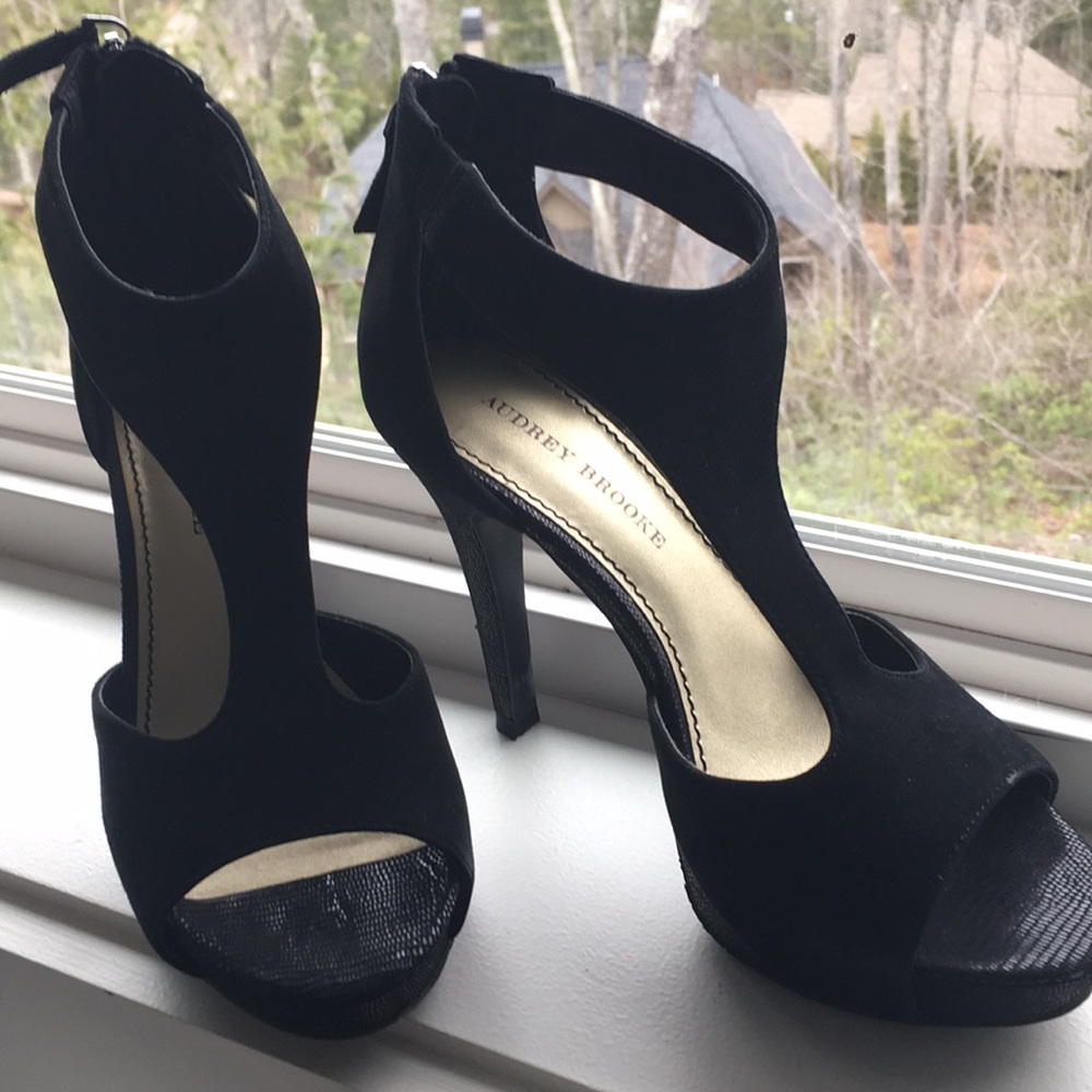 Black high heels only worn once
